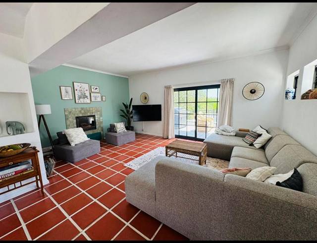 5 BEDROOM PROPERTY TO RENT IN SANDBAAI